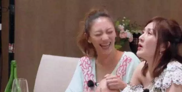 應采兒喝多坐到陳小春的腿上,誰注意到他手放的位置?網友:男人的通病