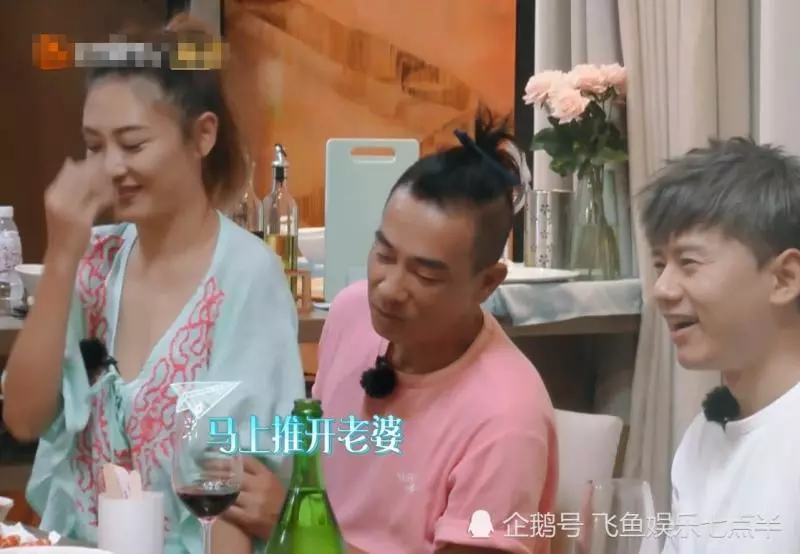 應采兒喝多坐到陳小春的腿上,誰注意到他手放的位置?網友:男人的通病