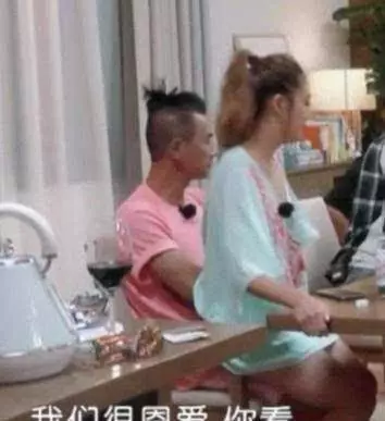 應采兒喝多坐到陳小春的腿上,誰注意到他手放的位置?網友:男人的通病