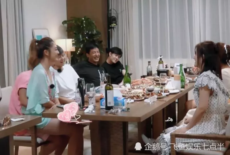 應采兒喝多坐到陳小春的腿上,誰注意到他手放的位置?網友:男人的通病