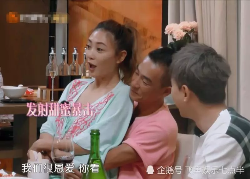 應采兒喝多坐到陳小春的腿上,誰注意到他手放的位置?網友:男人的通病
