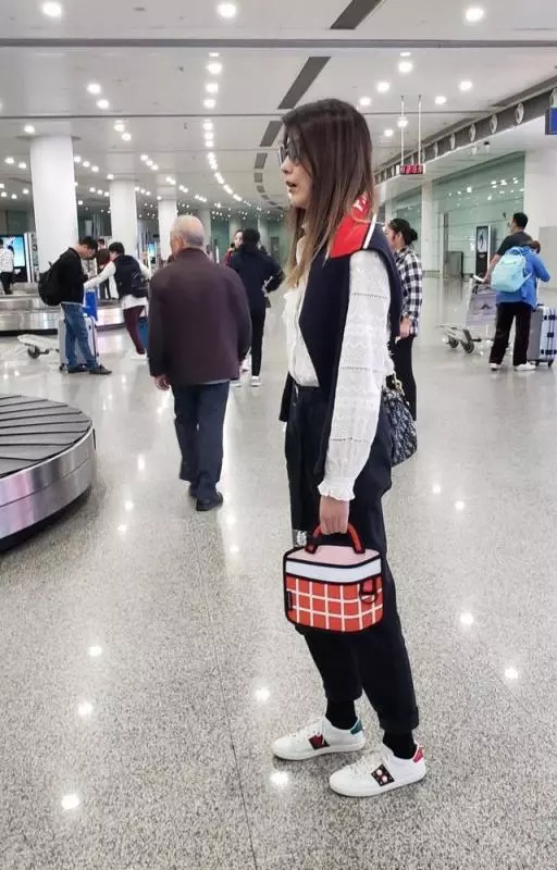 陳凱琳懷孕後首露面同框比美陳慧琳顏值不輸,花苞上衣巧妙遮孕肚