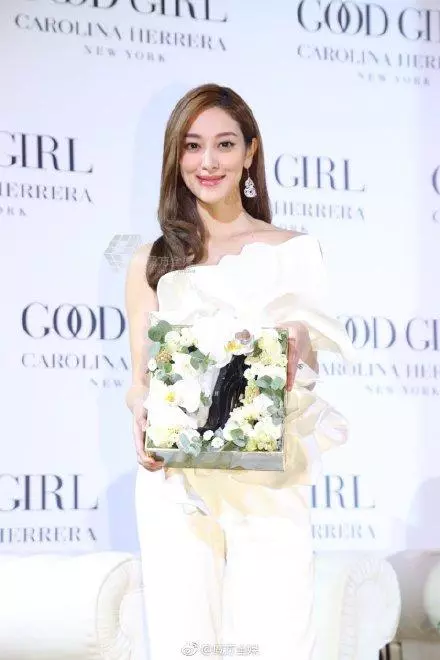陳凱琳懷孕後首露面同框比美陳慧琳顏值不輸,花苞上衣巧妙遮孕肚