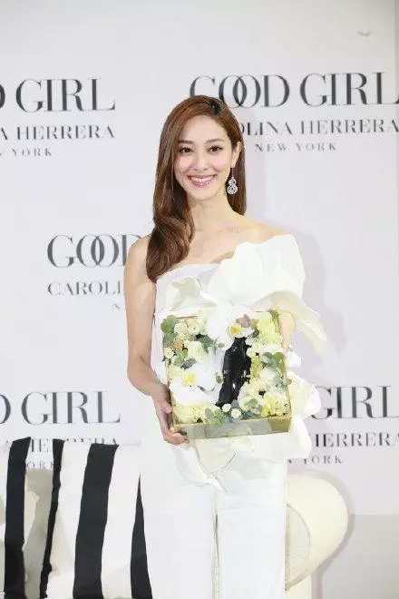 陳凱琳懷孕後首露面同框比美陳慧琳顏值不輸,花苞上衣巧妙遮孕肚