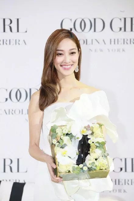 陳凱琳懷孕後首露面同框比美陳慧琳顏值不輸,花苞上衣巧妙遮孕肚