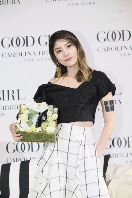 陳凱琳懷孕後首露面同框比美陳慧琳顏值不輸,花苞上衣巧妙遮孕肚