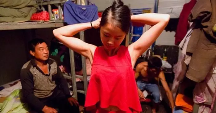 23歲少婦獨自到工地「做粗活賺錢」,丈夫不在身邊的她竟只能「和7名男工擠一間宿舍」