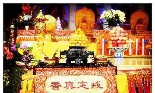 佛前供水和果,並不是給佛吃喝的,真實含義在這裡