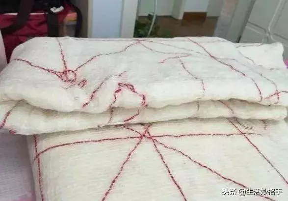 棉被放久了有異味?教你一個小妙招,乾淨又殺菌,比曬太陽還管用