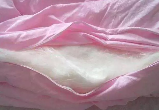 棉被放久了有異味?教你一個小妙招,乾淨又殺菌,比曬太陽還管用