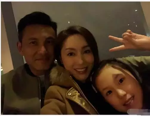 TVB女神郭可盈曬48歲生日party照片,弟媳熊黛林一家四口實力搶鏡~