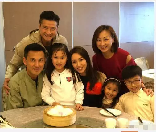 TVB女神郭可盈曬48歲生日party照片,弟媳熊黛林一家四口實力搶鏡~