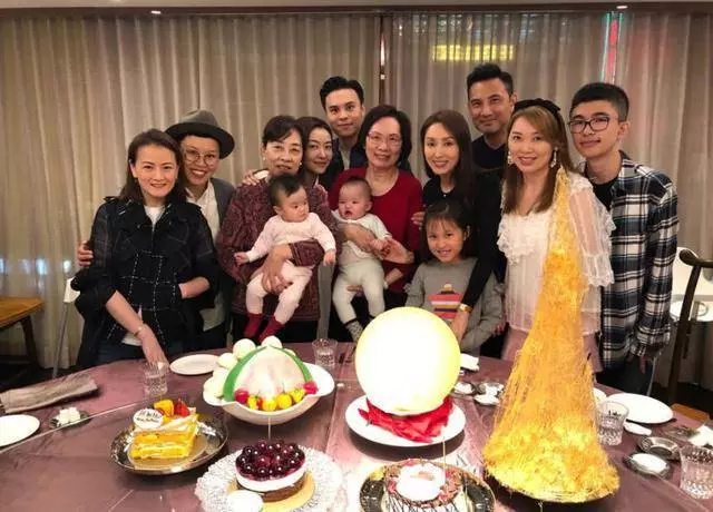 TVB女神郭可盈曬48歲生日party照片,弟媳熊黛林一家四口實力搶鏡~