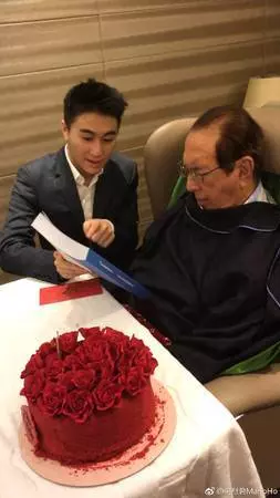 【賭王何鴻燊97歲大壽】兒子何猷君竟然送了「超強生日禮物」, 讓他賭王爸爸非常驚訝,網友: 太有心思了吧~