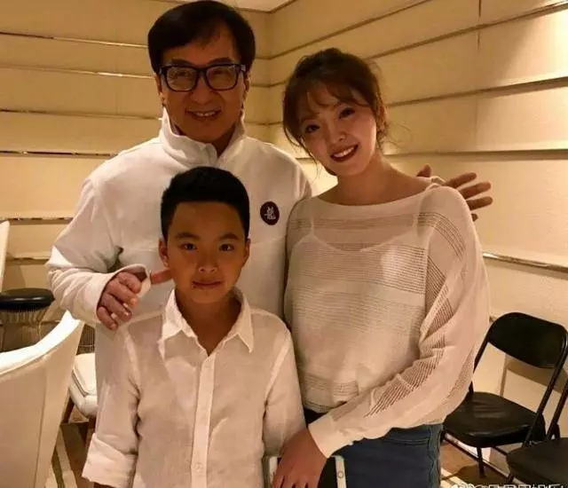 19歲擁有55億身價,娛樂圈都不敢惹她,就連成龍都不敢搭她的肩