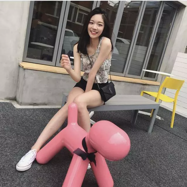 19歲擁有55億身價,娛樂圈都不敢惹她,就連成龍都不敢搭她的肩