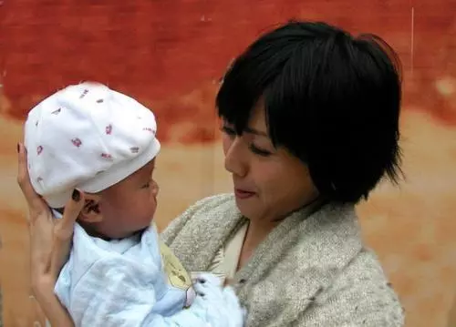 孫燕姿首曬6歲兒子與二胎女兒合照,皮膚黝黑遭網友喊話:太瘦了!