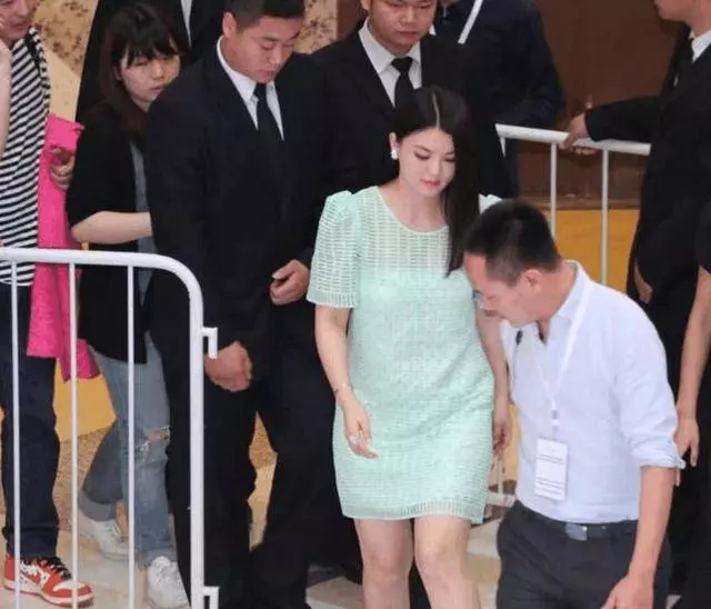 劉愷威接女兒回家,一不小心打臉李湘,豪門家教就是不一樣!