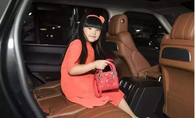 劉愷威接女兒回家,一不小心打臉李湘,豪門家教就是不一樣!