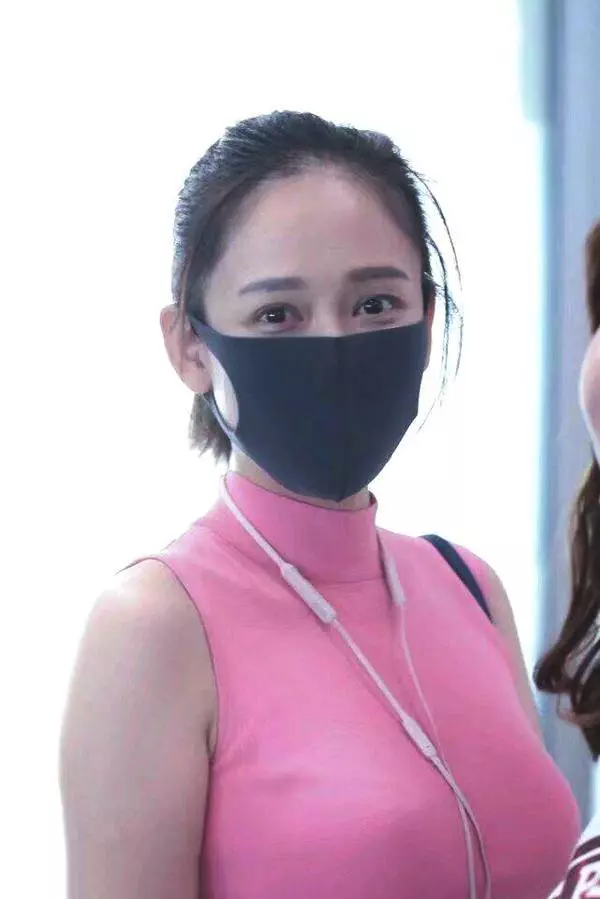 陳喬恩這衣服太緊吧?輪廓看的好清楚,網友:好想幫她把腋毛颳了