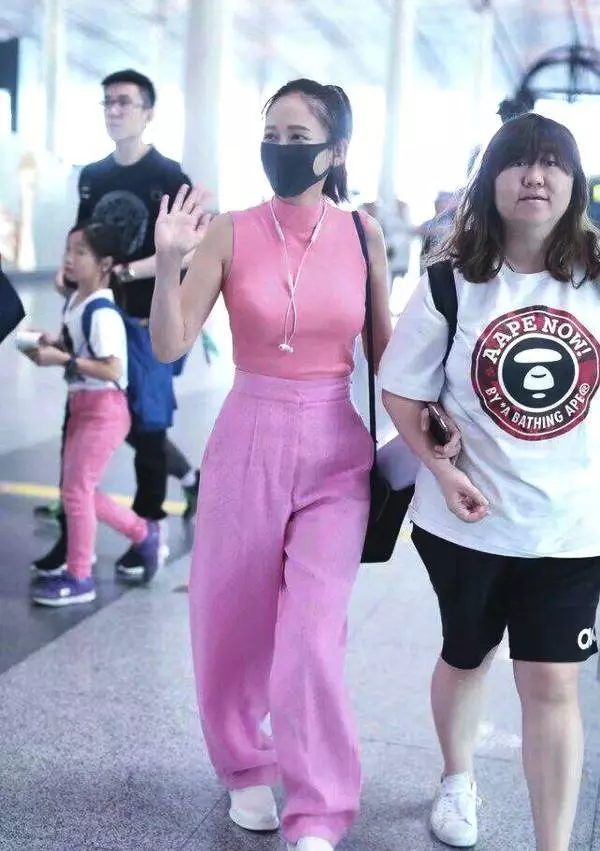 陳喬恩這衣服太緊吧?輪廓看的好清楚,網友:好想幫她把腋毛颳了