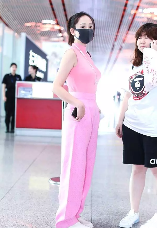 陳喬恩這衣服太緊吧?輪廓看的好清楚,網友:好想幫她把腋毛颳了