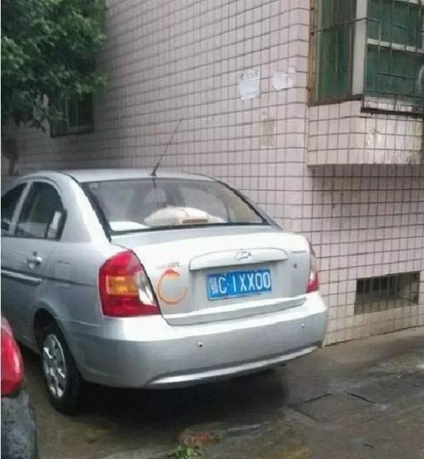 超扯「女車主」拿到新車牌後,車牌號碼讓她「害羞」尷尬,都不想掛車牌了