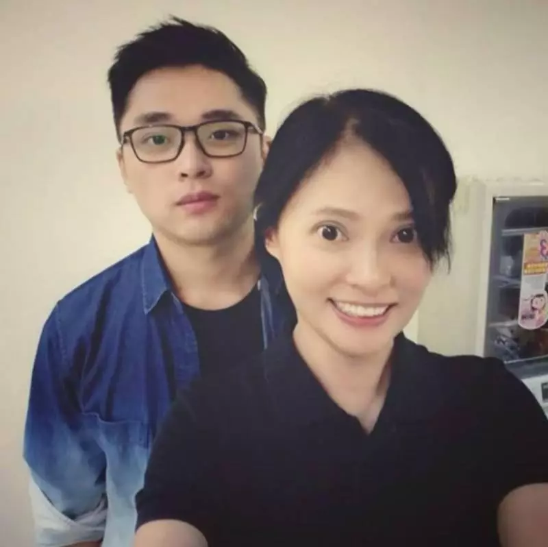 被誤認為情侶的母子!媽媽超年輕讓兒子忙著解釋:「是我老母啦」!