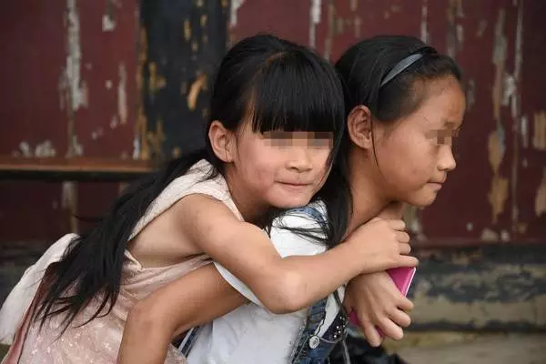14歲姊妹失去父親!陌生叔匯錢6年金援,兩姐妹淚尋人:我已經長大了