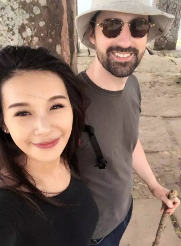 寶寶半夜不睡覺偷爬進廚房!艾莉絲當場抓包,一看「手上東西」...她傻眼:「誰相信剛滿9個月!」