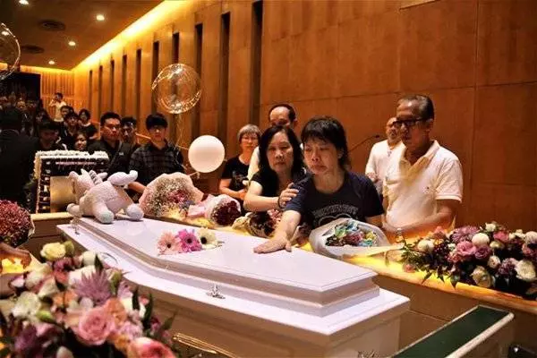 28歲美女車模K歌飆高音內傷 頭痛半身發麻,昏迷3天後不治