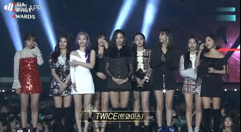 [TWICE][新聞]181128 今晚第一個獎項！TWICE獲歌手部門「AAA Fabulous」賞