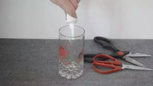 超實用!剪刀生鏽變鈍了怎麼辦?用它泡一泡,剪刀快速除銹變鋒利!又幫你省一筆錢!趕快告訴家人!