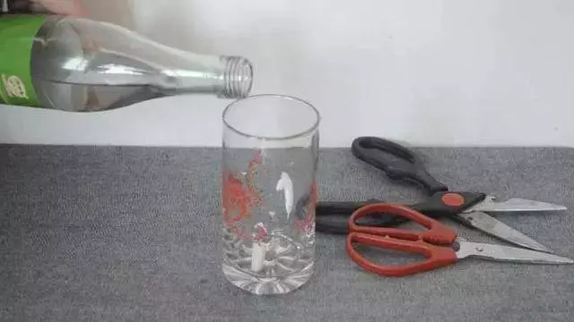 超實用!剪刀生鏽變鈍了怎麼辦?用它泡一泡,剪刀快速除銹變鋒利!又幫你省一筆錢!趕快告訴家人!