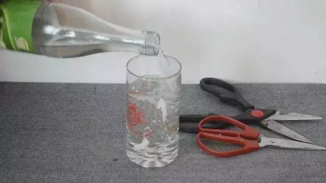 超實用!剪刀生鏽變鈍了怎麼辦?用它泡一泡,剪刀快速除銹變鋒利!又幫你省一筆錢!趕快告訴家人!