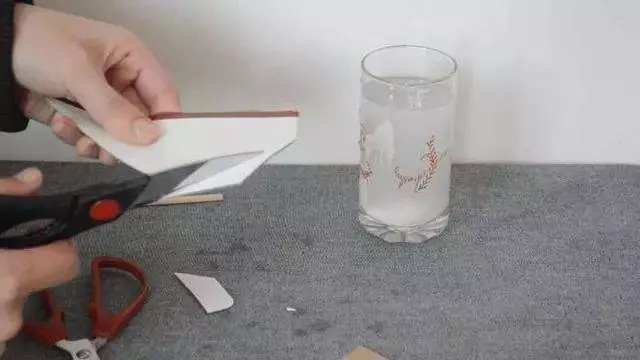 超實用!剪刀生鏽變鈍了怎麼辦?用它泡一泡,剪刀快速除銹變鋒利!又幫你省一筆錢!趕快告訴家人!