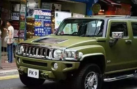 陳小春想換車,想了整整10年,妻子始終不同意!應采兒的眼光沒錯!