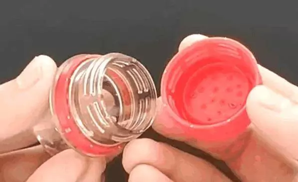 塑膠瓶蓋不要扔掉,把它套在水龍頭上,全家人搶著用,真的太棒了!