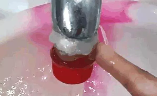 塑膠瓶蓋不要扔掉,把它套在水龍頭上,全家人搶著用,真的太棒了!