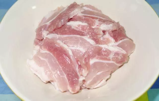 86歲姥姥炸酥肉:調麵糊時,別再用麵粉裹了,用它裹,酥肉超酥脆!