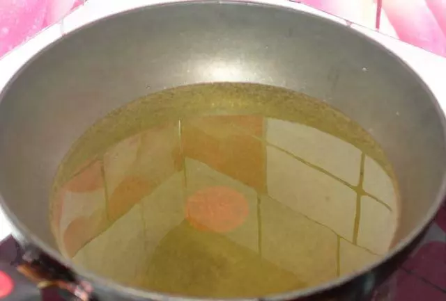 86歲姥姥炸酥肉:調麵糊時,別再用麵粉裹了,用它裹,酥肉超酥脆!
