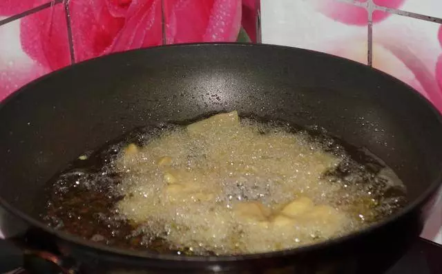 86歲姥姥炸酥肉:調麵糊時,別再用麵粉裹了,用它裹,酥肉超酥脆!