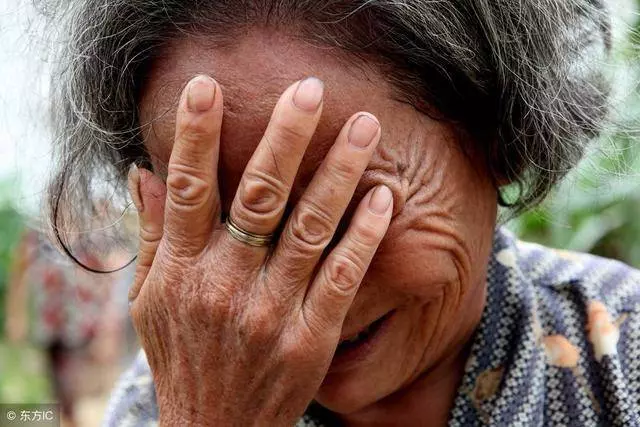 26歲兒子娶了媳婦,把62歲母親趕出家門,老母親半路一摸口袋哭了