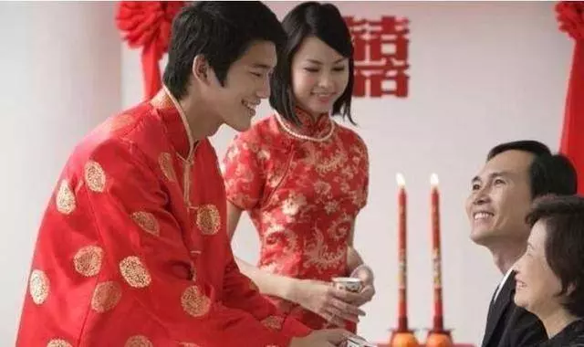 26歲兒子娶了媳婦,把62歲母親趕出家門,老母親半路一摸口袋哭了
