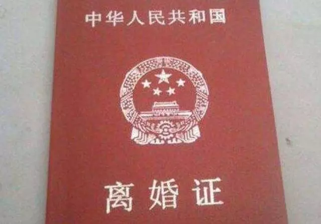 26歲兒子娶了媳婦,把62歲母親趕出家門,老母親半路一摸口袋哭了