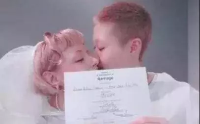 小龍女吳卓林宣布與31歲網紅女友結婚,成龍5個字直接回應女兒!