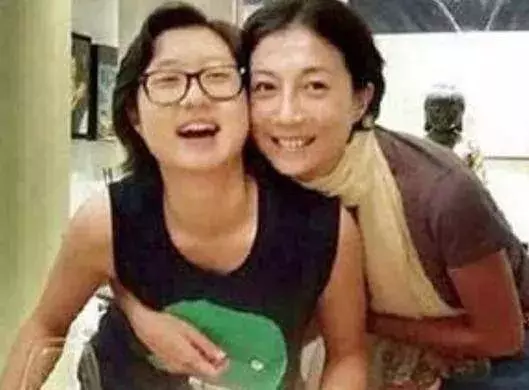 小龍女吳卓林宣布與31歲網紅女友結婚,成龍5個字直接回應女兒!
