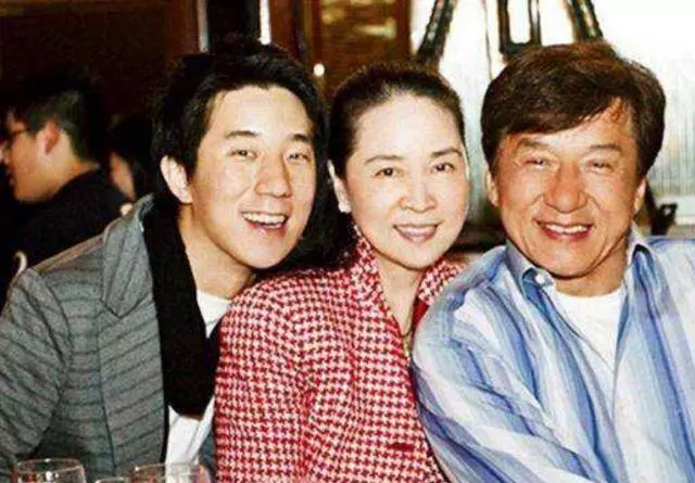 成龍喜提31歲「兒媳婦」,19歲女兒小龍女曬結婚證書,幸福感十足