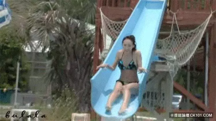 正妹玩「超激滑水道」 滑入水中一起身...亮點露出!