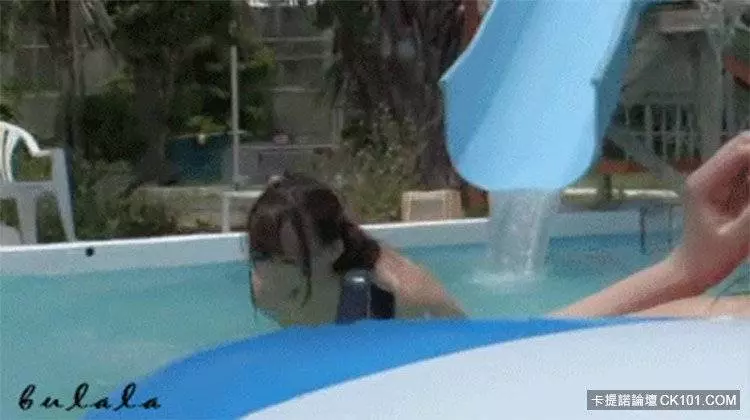 正妹玩「超激滑水道」 滑入水中一起身...亮點露出!